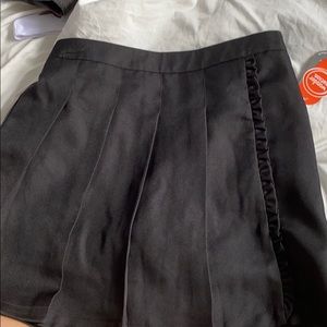 pleated black skirt